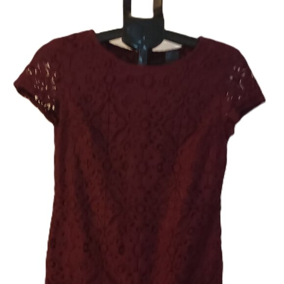 Banana Republic Women’s Maroon Lace Cap Sleeve Sheath Dress Size 4P - Picture 4 of 13